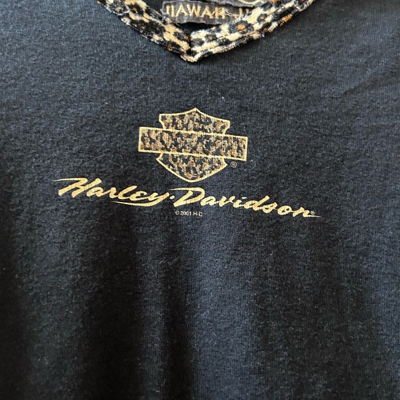 Vintage 2001 Pacific Harley Davidson V neck t shirt with faux leopard fur trim. - Picture 2 of 15